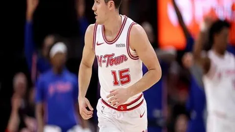 “利物浦爆冷0-2不敌同城对手埃弗顿，努涅斯错失进球良机”